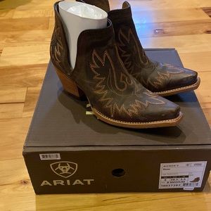 Ariat Dixon booties size 8.